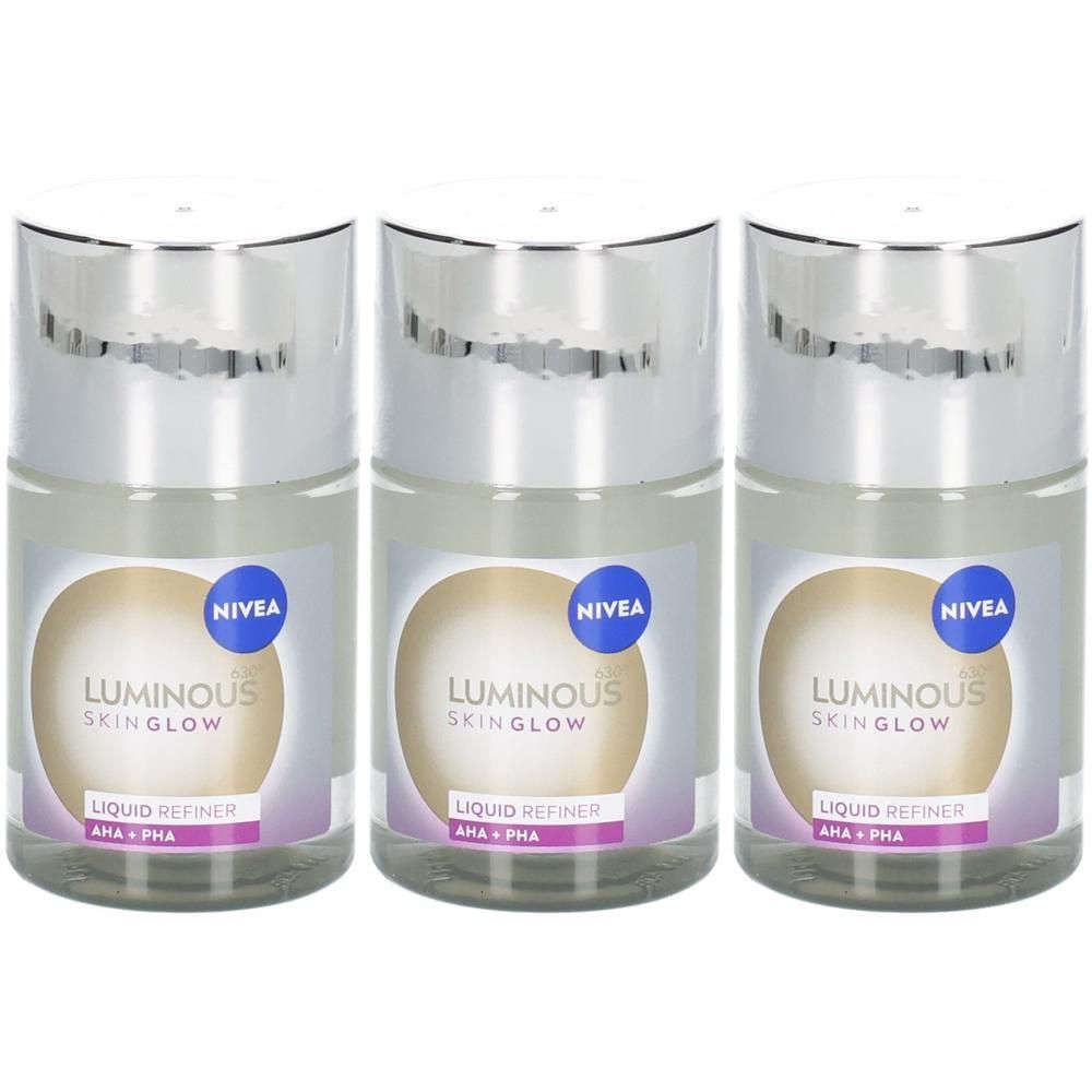 Drei NIVEA LUMINOUS630® Skin Glow Liquid Refiner Flaschen mit silbernen Verschlüssen und Etiketten, die 'LUMINOUS SKIN GLOW LIQUID REFINER AHA + PHA' zeigen.