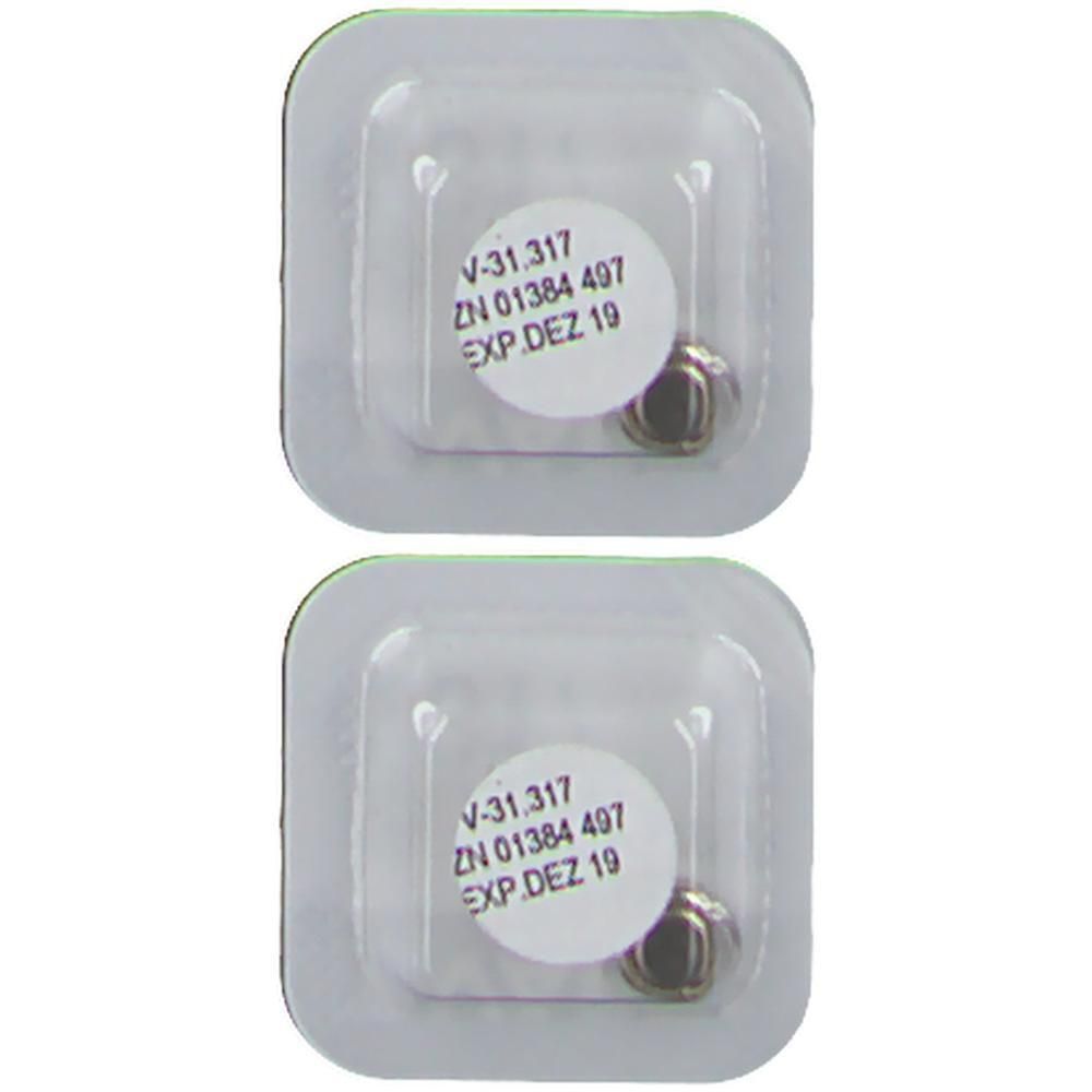 Zwei Knopfzellenbatterien in Blisterverpackung. Jede Zelle ist einzeln versiegelt.