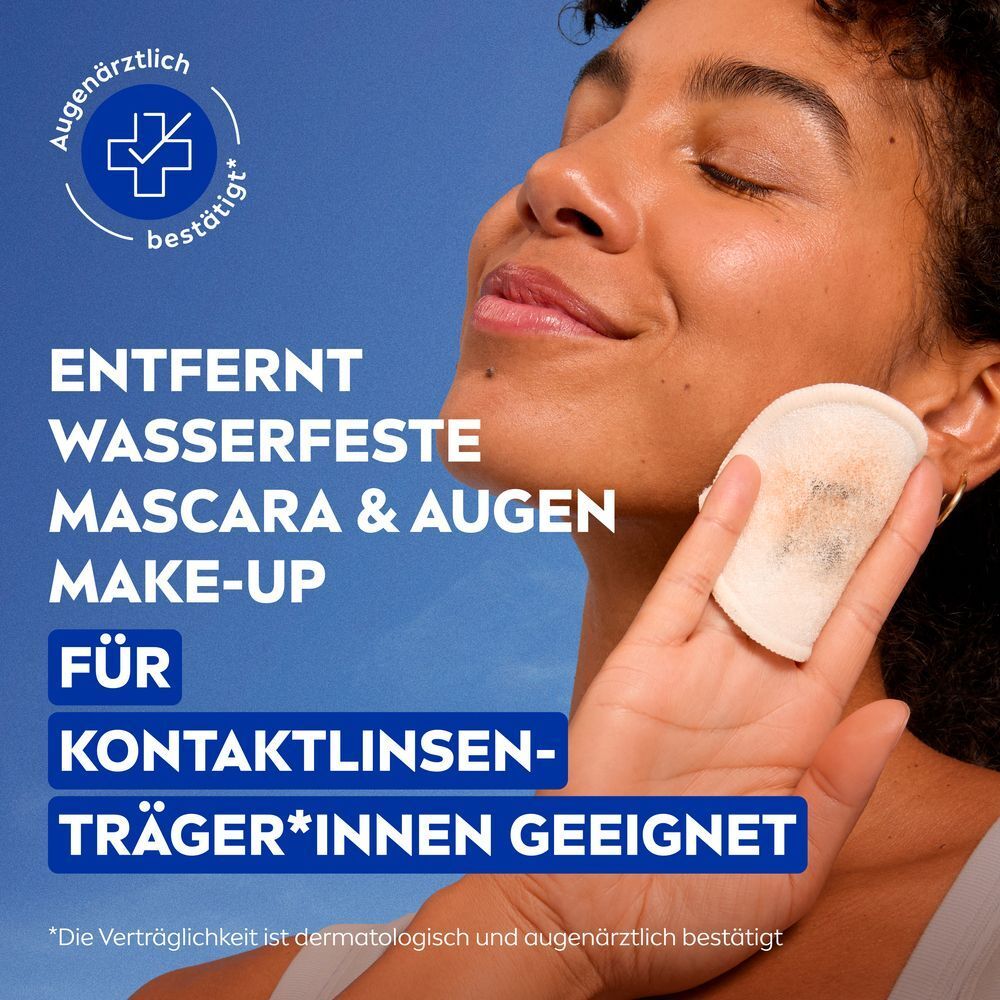 Frau entfernt Augen-Make-up mit Wattepad. Augenärztlich bestätigt, für Kontaktlinsenträger geeignet.