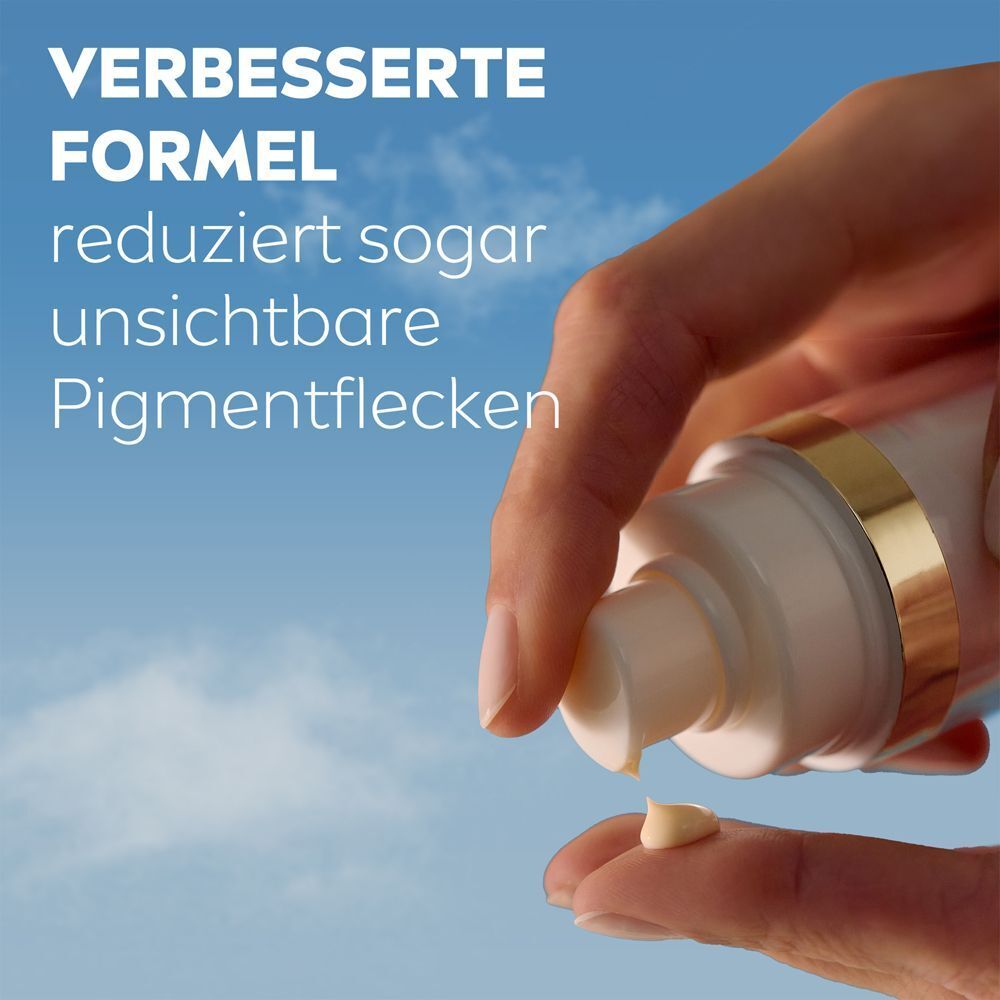 Hand drückt NIVEA LUMINOUS630® Serum aus, das unsichtbare Pigmentflecken reduziert.
