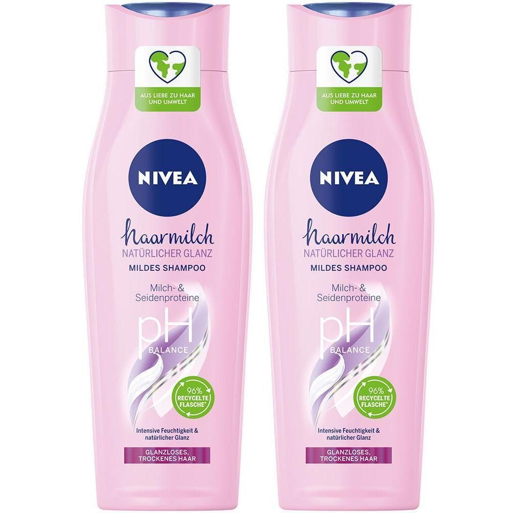Zwei NIVEA Haarmilch Pflegeshampoo Flaschen, rosa, mit blauem Deckel. Mit '95% recycelte Flasche' Siegel.