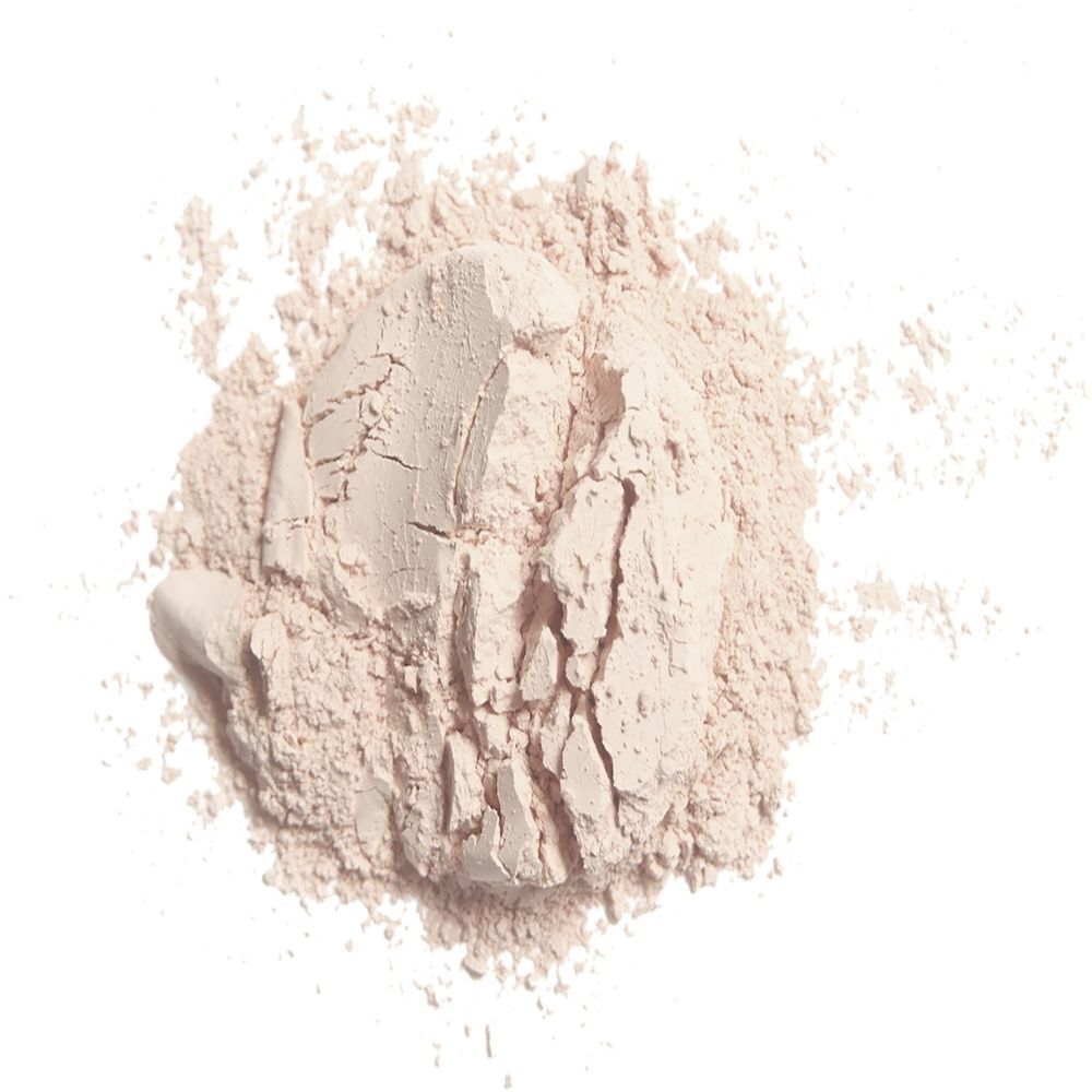 Ein Haufen Lavera Invisible Finish Loose Powder auf weißem Hintergrund.