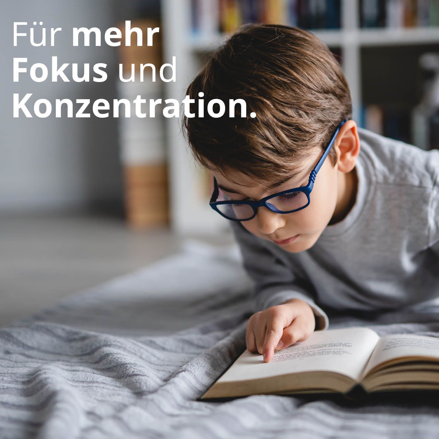 Ein Junge mit Brille liest konzentriert ein Buch, umgeben von der Aufschrift 'Für mehr Fokus und Konzentration'.