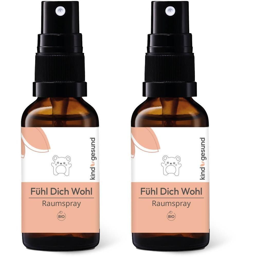 Zwei bernsteinfarbene Sprühflaschen mit Etiketten, die "Fühl Dich Wohl Raumspray" und ein Bärenlogo zeigen.