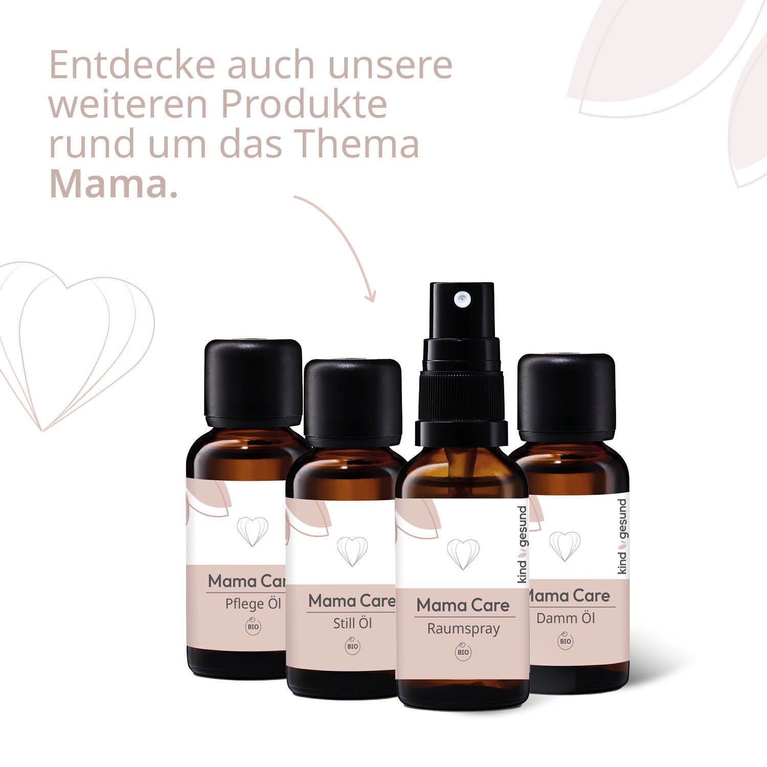 Vier braune Glasflaschen mit schwarzen Verschlüssen. Drei Flaschen sind mit 'Mama Care Pflege Öl', 'Mama Care Still Öl' und 'Mama Care Raumpray' beschriftet. Eine vierte Flasche ist mit 'Mama Care Damm Öl' beschriftet.