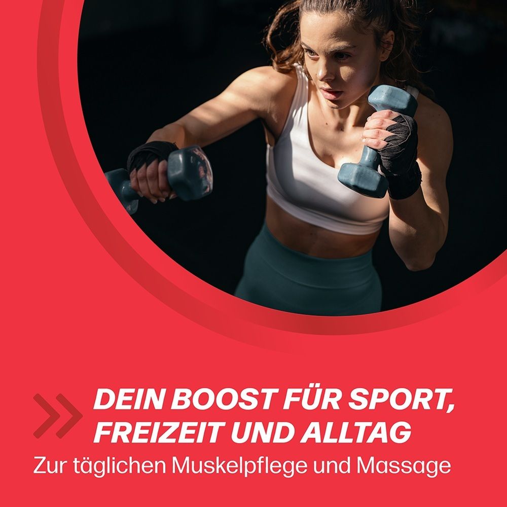 Frau mit Hanteln im Fitnessstudio. Text: Dein Boost für Sport, Freizeit und Alltag.