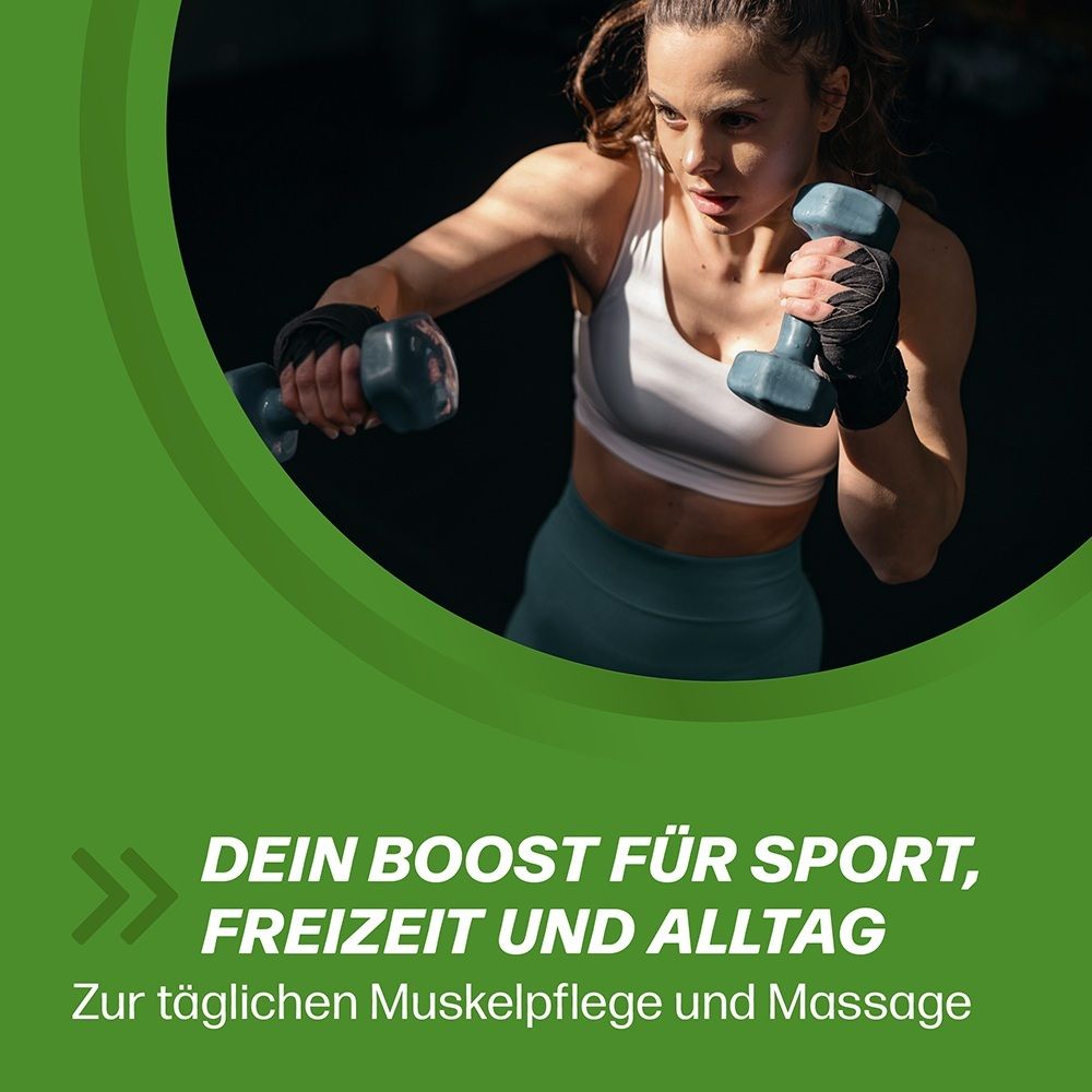 Frau hebt Hanteln in einem Fitnessstudio, Text: 'Dein Boost für Sport, Freizeit und Alltag'.