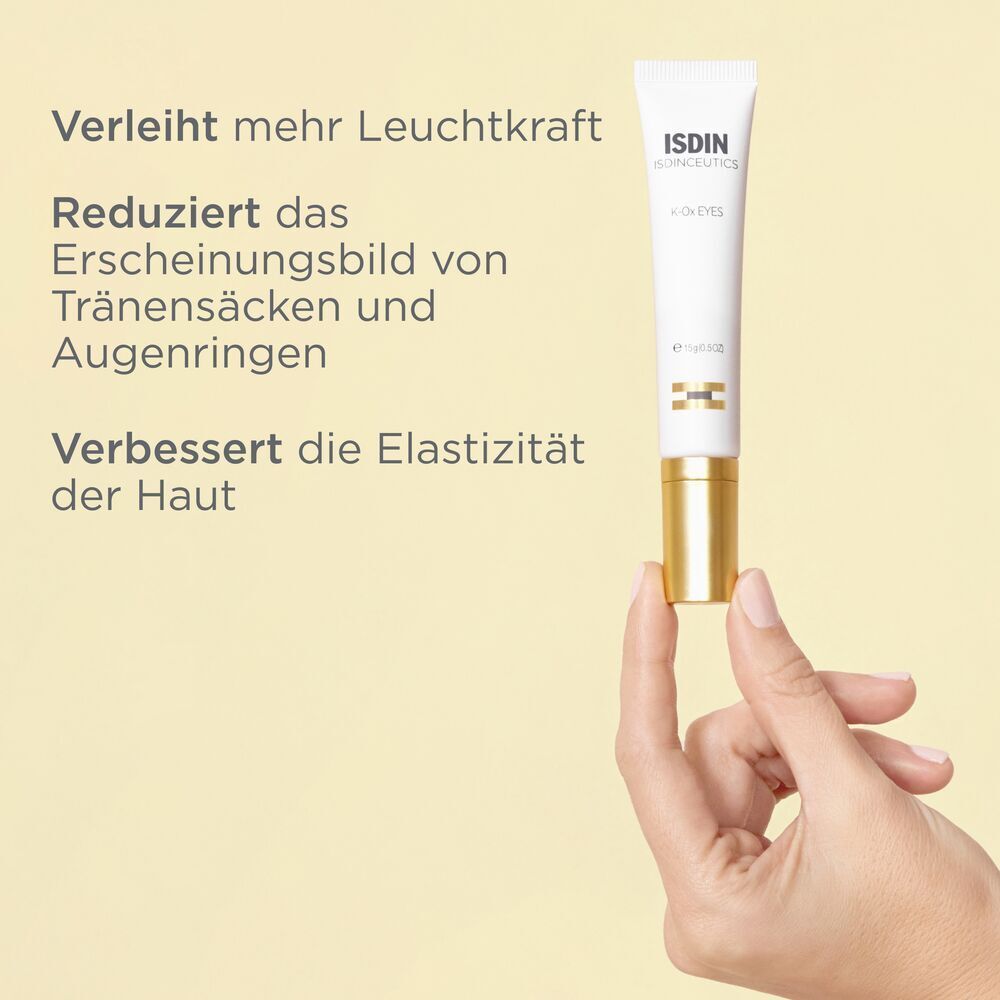 Hand hält eine Tube Isdin Isdinceutics K-ox Eyes Augencreme.