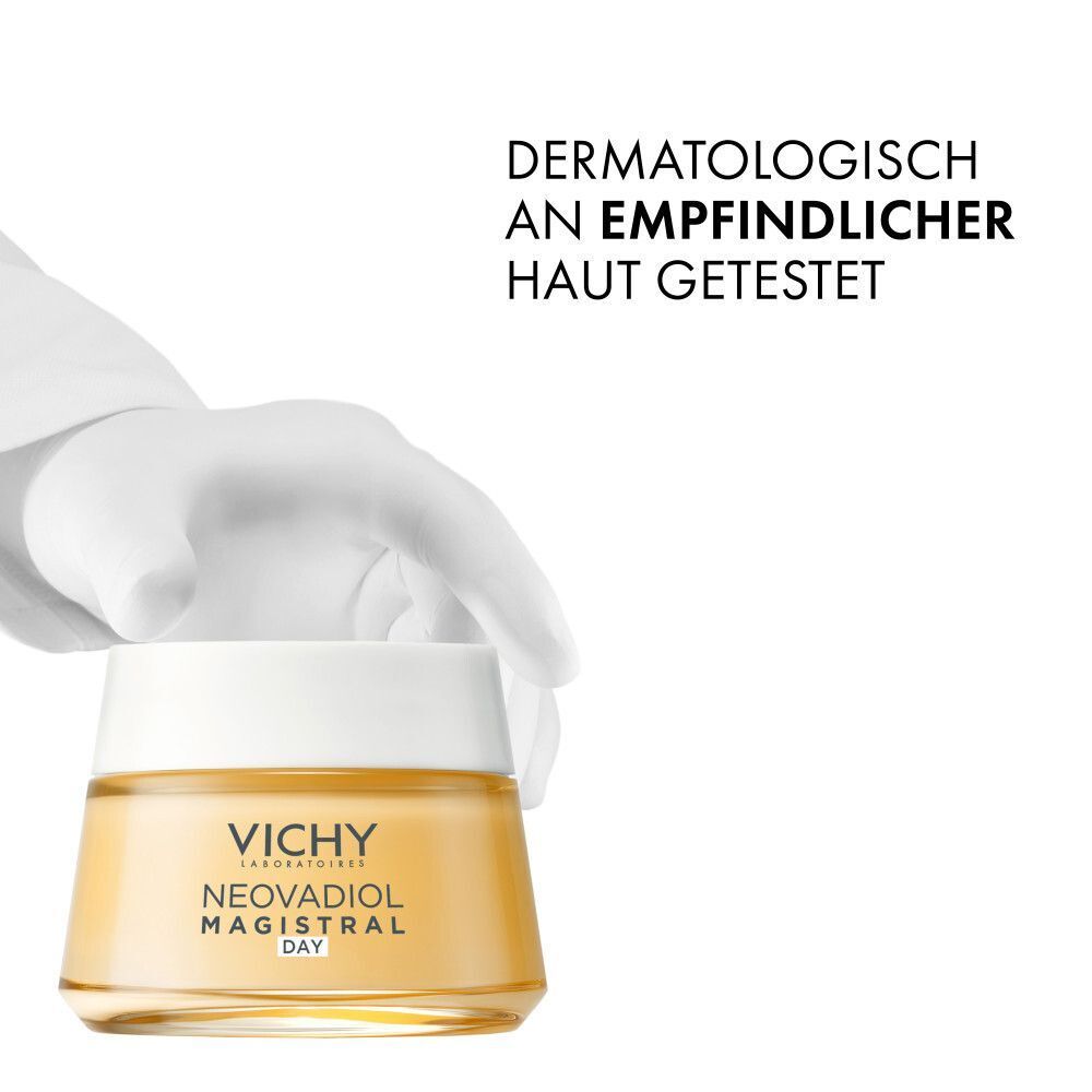 Hand reicht Vichy Neovadiol Magistral Tag Tiegel, dermatologisch getest.