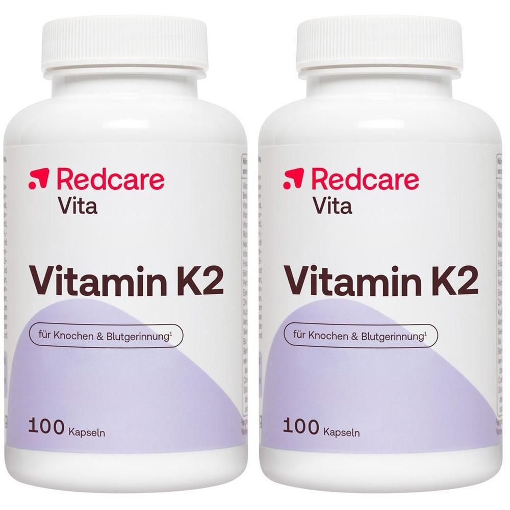 Zwei weiße Flaschen Redcare Vita Vitamin K2 Kapseln, jede mit 100 Kapseln.