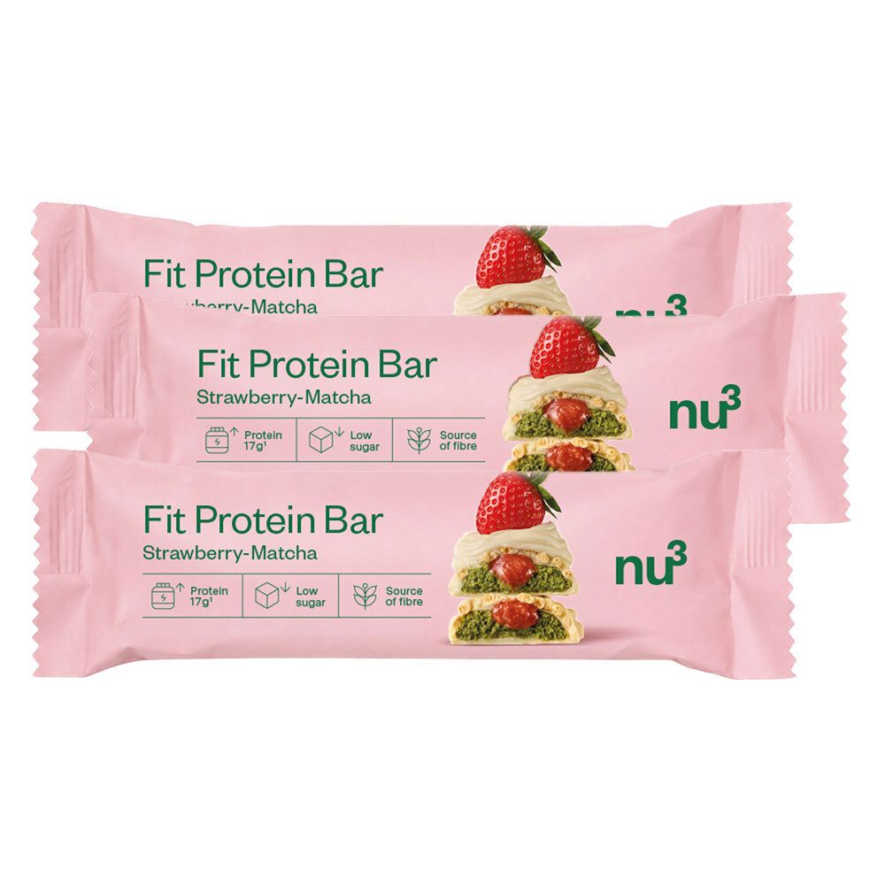 Drei nu3 Fit Protein Riegel in Erdbeer-Matcha-Geschmack, einzeln verpackt.