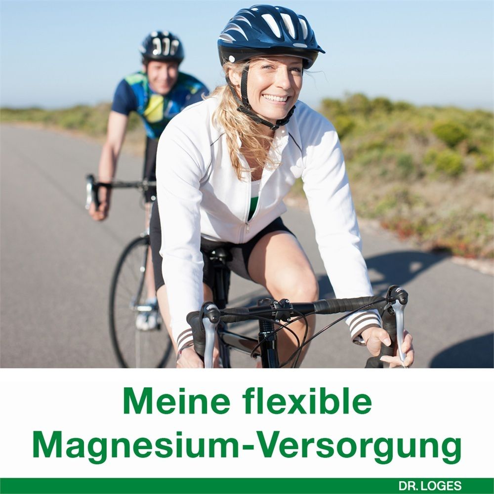 Lächelndes Paar auf Fahrrädern im Freien, Text: Meine flexible Magnesium-Versorgung.
