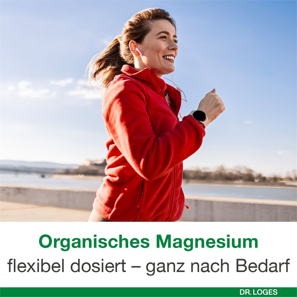 Lächelnde Frau beim Joggen im Freien, Text: Organisches Magnesium flexibel dosiert.
