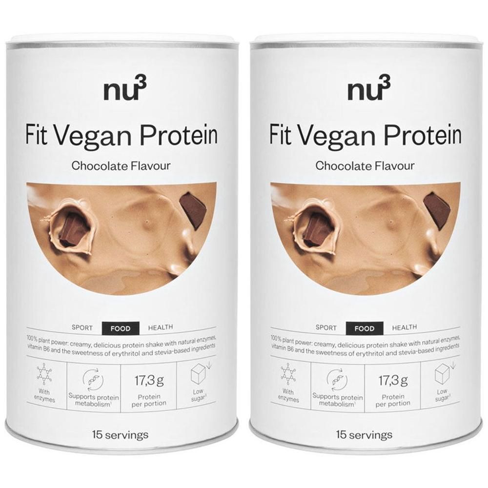 Zwei Dosen nu3 Fit Vegan Protein Schokoladengeschmack. Jede Dose zeigt eine Nahaufnahme von Schokoladenstücken in einem cremigen Shake.