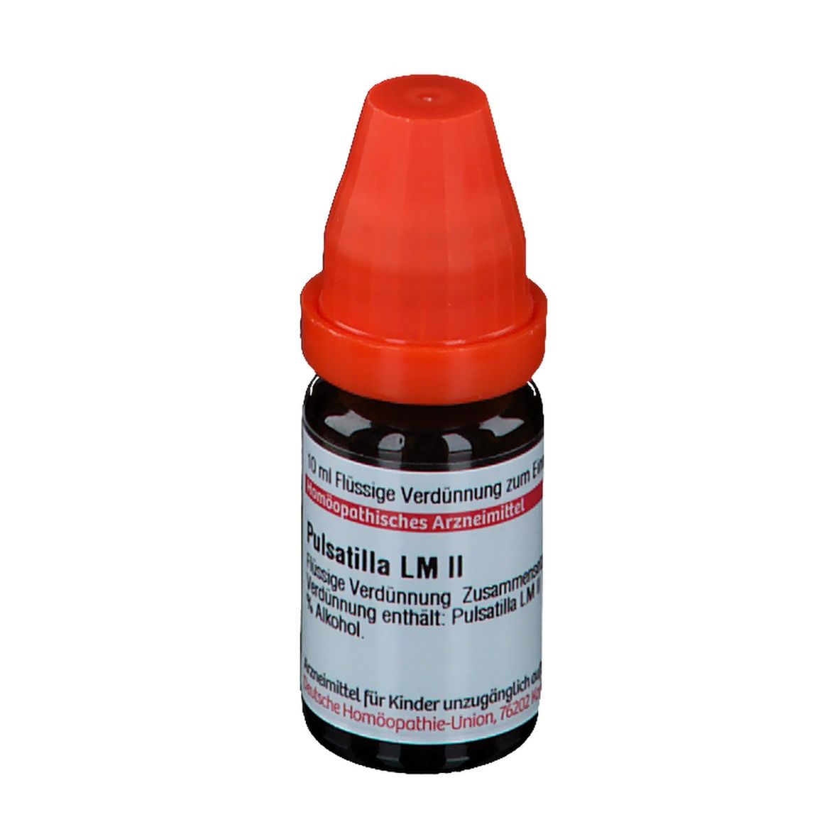 Braune Flüssigkeit in einer Tropfflasche mit rotem Verschluss. Beschriftung: Pulsatilla LM II, 10 ml.