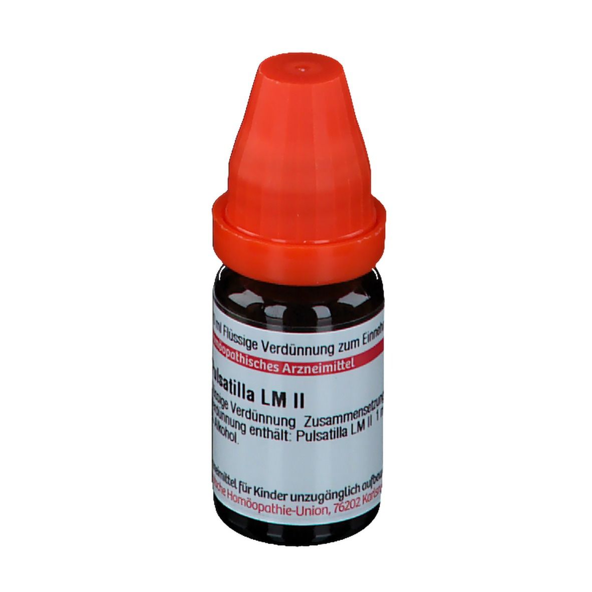 Braune Flüssigkeit in einer Tropfflasche mit rotem Verschluss. Beschriftung: Pulsatilla LM II, 10 ml.
