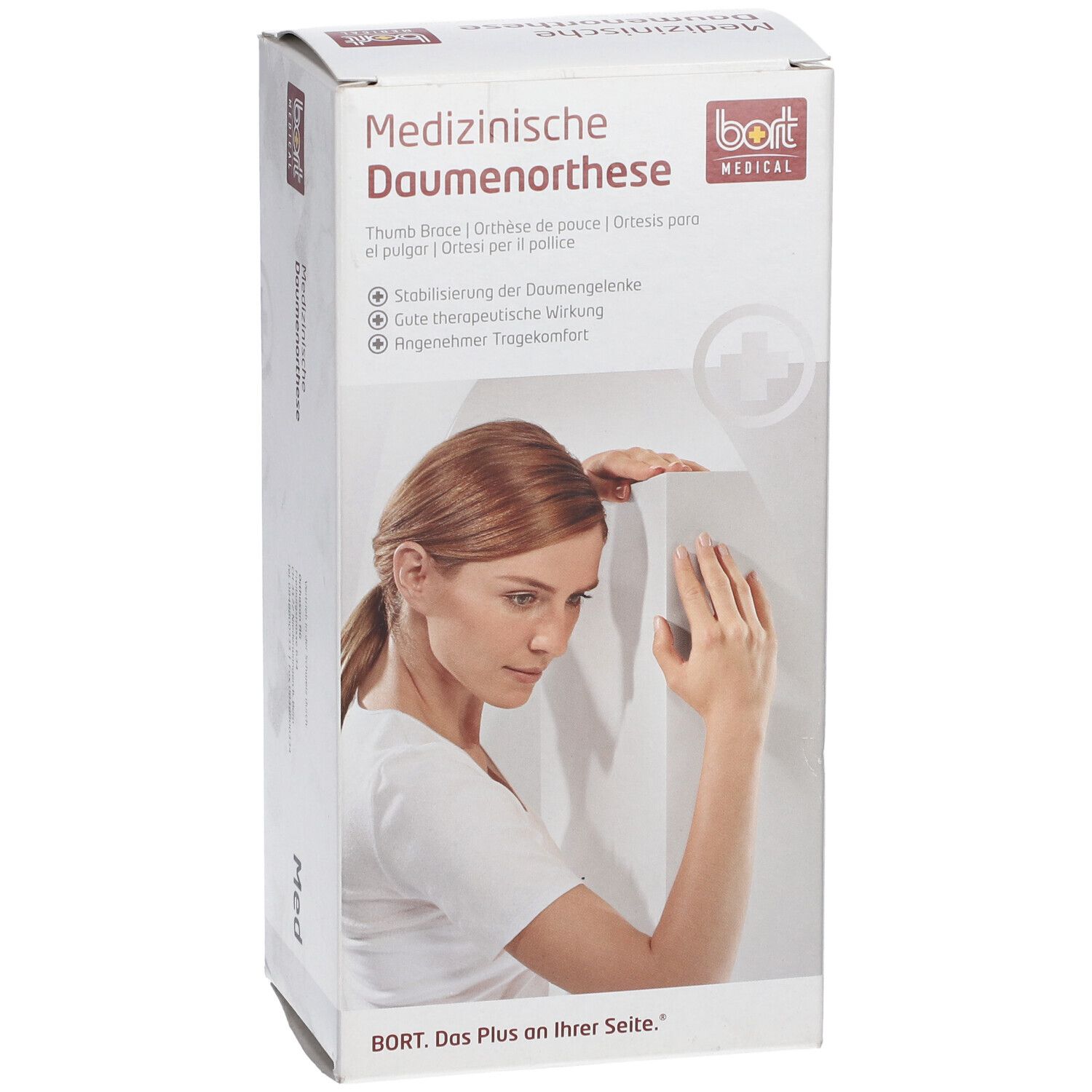 Produktverpackung. Medizinische Daumenorthese von BORT MEDICAL. Frau stützt sich an einer Wand ab. Text in Deutsch, Französisch, Italienisch.