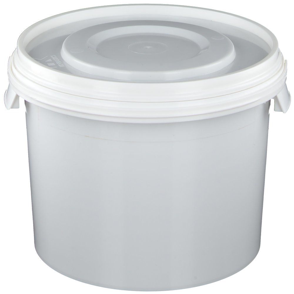 Weißer Eimer mit Deckel. Runde Form. Weißer Deckel mit Griff. Seitliche Ansicht. Glatte Oberfläche. Ohne weitere Beschriftung.