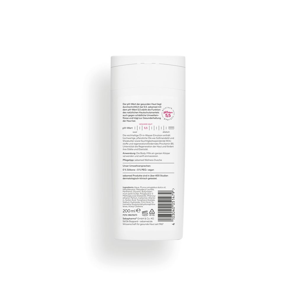 Rückseite der weißen sebamed® Body-Milk Flasche. Text: pH-Wert 5,5. Inhaltsstoffe. 200ml. Herstellerinformationen.