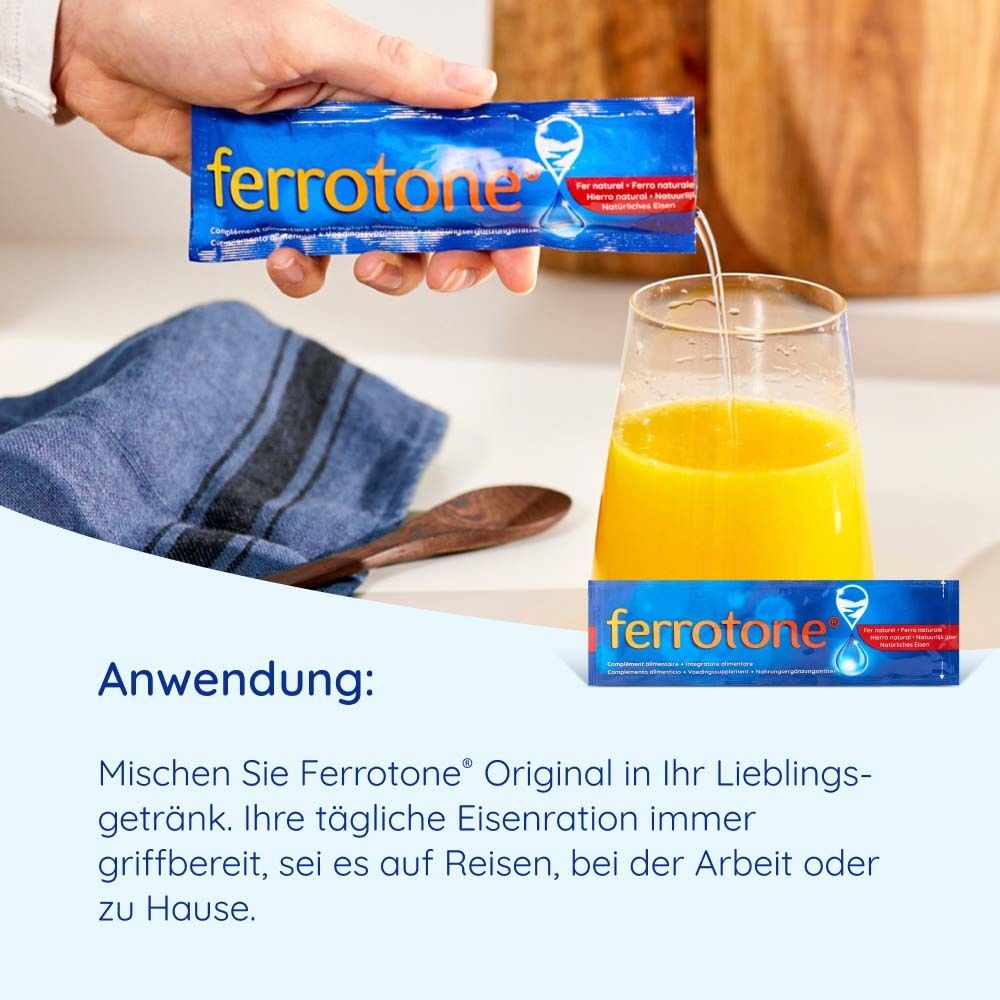 Person gießt ferrotone® in ein Glas Saft. Beutel und Glas mit Logo. Text: Anwendung.
