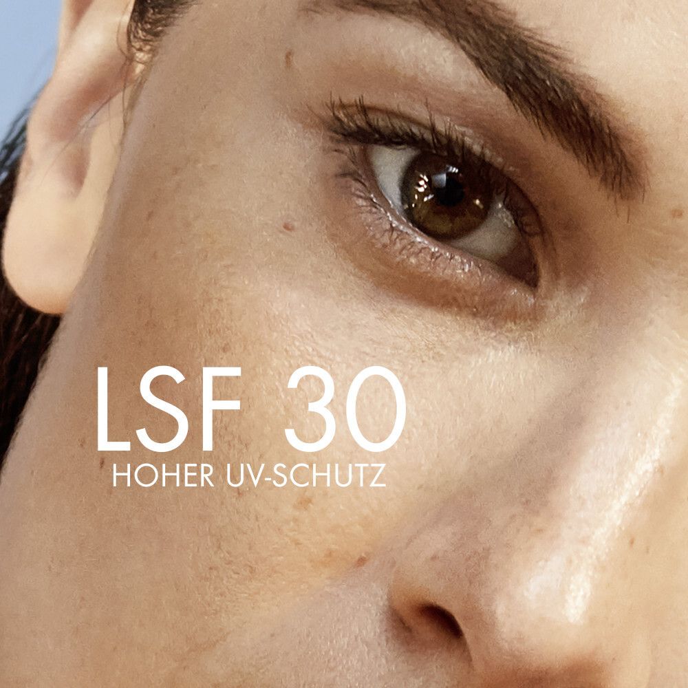 Nahaufnahme eines Auges und Haut. Text: LSF 30, hoher UV-Schutz.