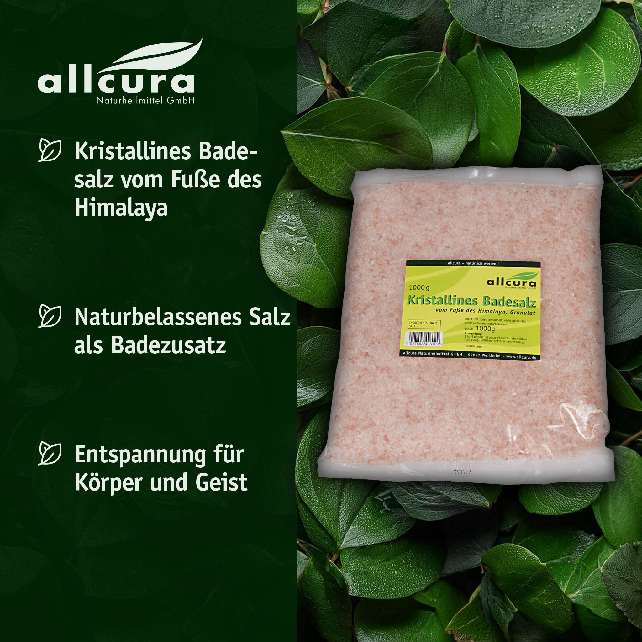 Produktverpackung mit rosafarbenem Badesalz, umgeben von grünen Blättern. Textfelder beschreiben Eigenschaften.