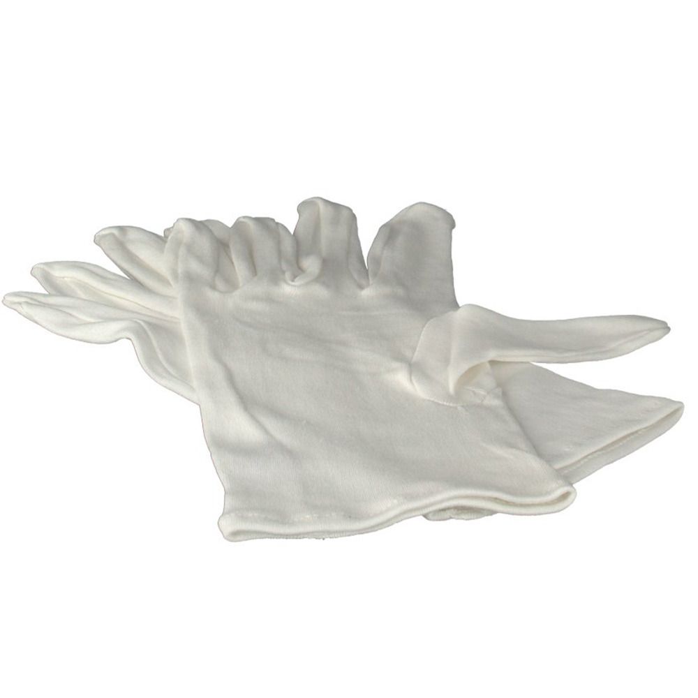 Zwei weiße Zwirnhandschuhe, Größe 15, liegen übereinander. Baumwollstoff.