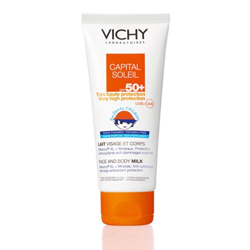 Weiße Tube mit orangefarbenem Verschluss. Aufschrift VICHY, CAPITAL SOLEIL 50+ und Kinder-Illustration. Sonnenschutz für Gesicht und Körper.