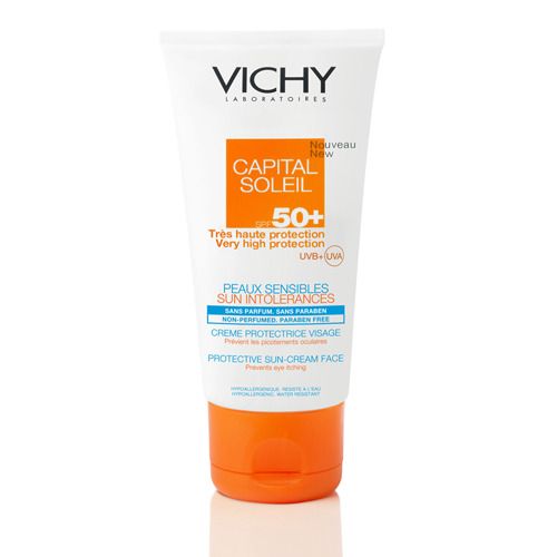 Weiße Tube mit orangefarbenem Verschluss. Aufschrift: VICHY, CAPITAL SOLEIL 50+, Très haute protection, Peaux sensibles, Sun intolerances.