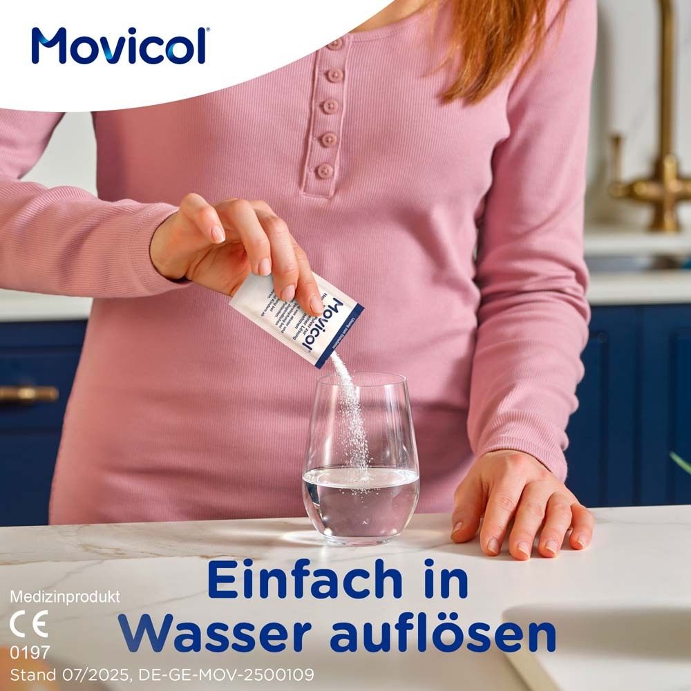 Person gießt Pulver aus einem Beutel in ein Glas Wasser. Text: Einfach in Wasser auflösen. Medizinprodukt.