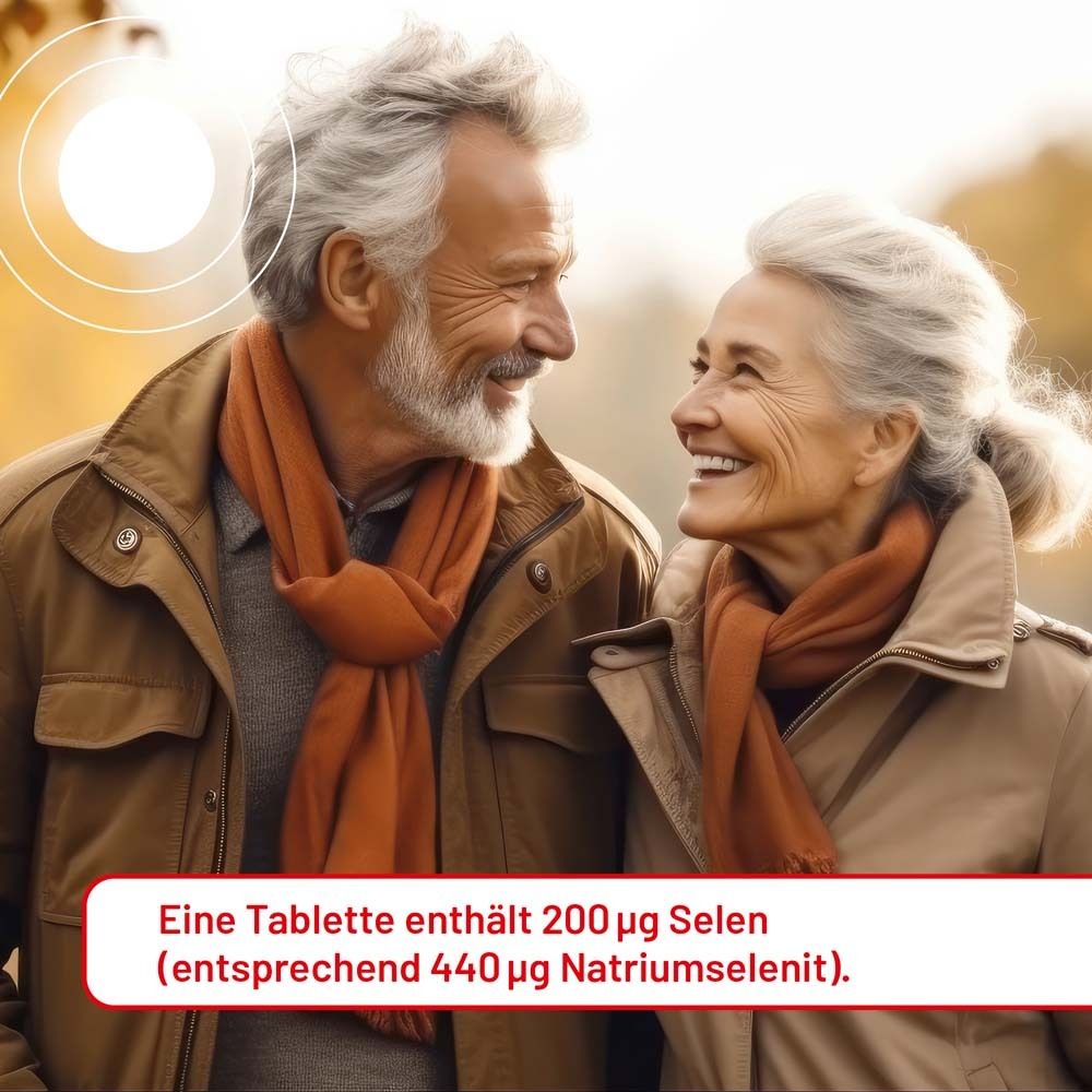 Älteres Paar im Freien. Text: Eine Tablette enthält 200µg Selen.