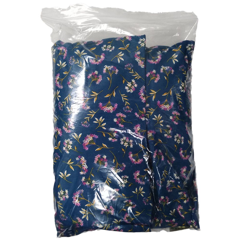 Blaues Kissen mit Blumenmuster in Plastikverpackung. Ansicht von vorne.