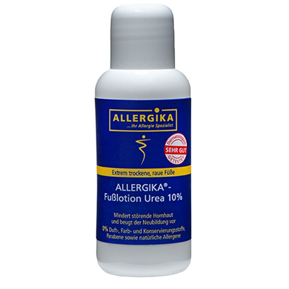 Weiße Flasche mit blauer und gelber Beschriftung. Aufschrift: ALLERGIKA®-Fußlotion Urea 10%. Siegel: SEHR GUT.