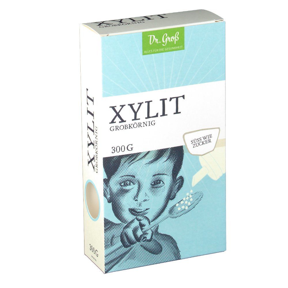 Verpackung von Xylit grobkörnig. Aufschrift: Xylit grobkörnig, 300g, Dr. Groß. Illustration eines Kindes mit Löffel. "Süß wie Zucker".