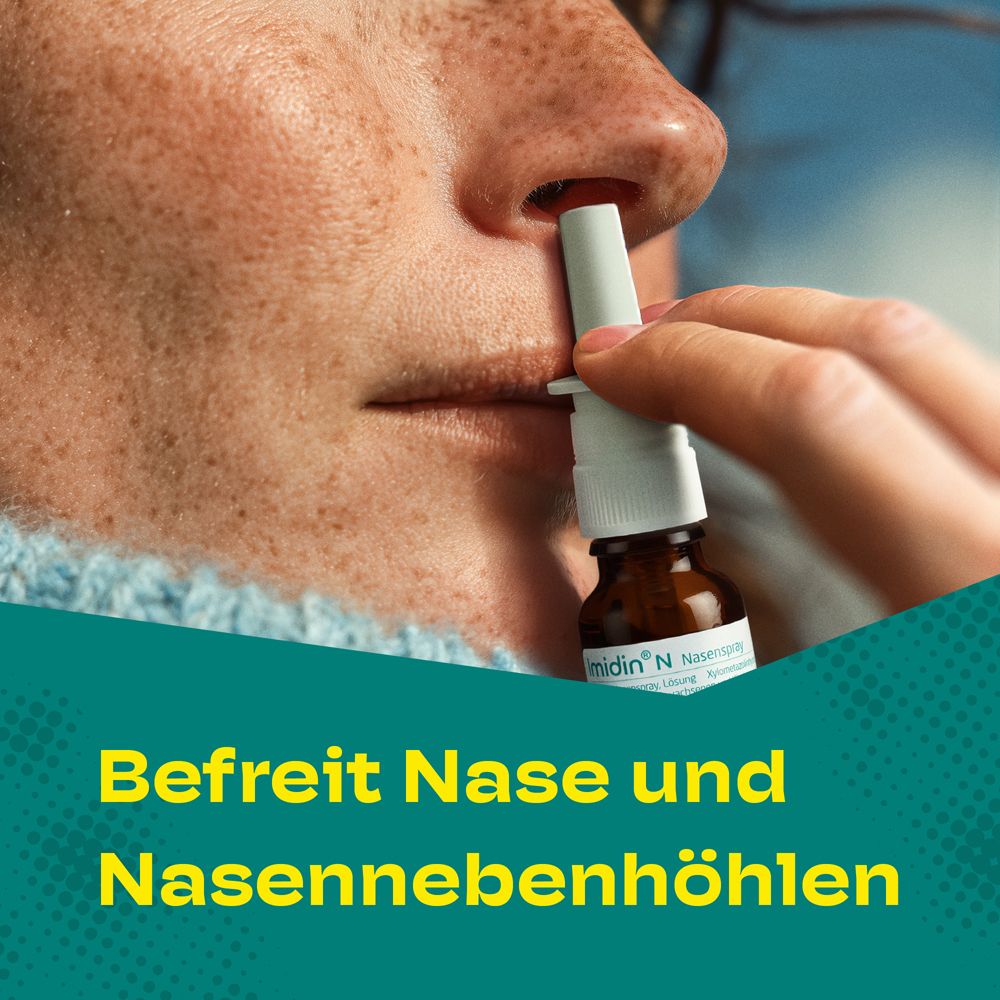 Nahaufnahme einer Nase, die ein Nasenspray benutzt. Text: Befreit Nase und Nasennebenhöhlen.