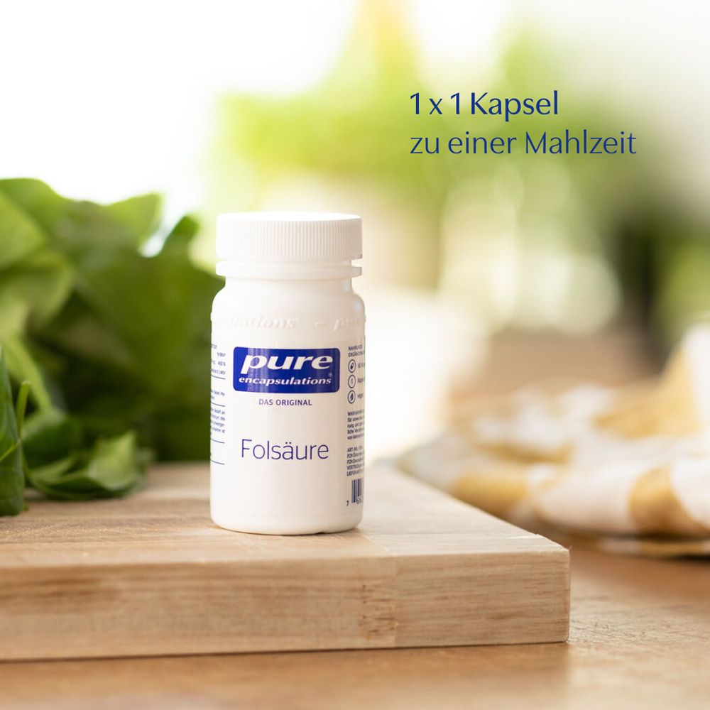 Weiße Flasche mit Schraubverschluss. Aufschrift: pure encapsulations®, Folsäure. Auf Holzbrett.