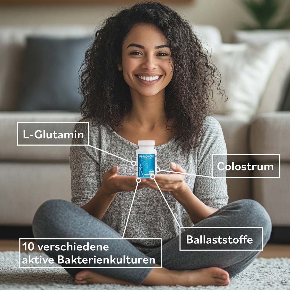 Frau hält eine Flasche. Aufschrift: JAB PROBIOTIK. Beschriftung: L-Glutamin, Colostrum, Ballaststoffe, 10 Bakterienkulturen.