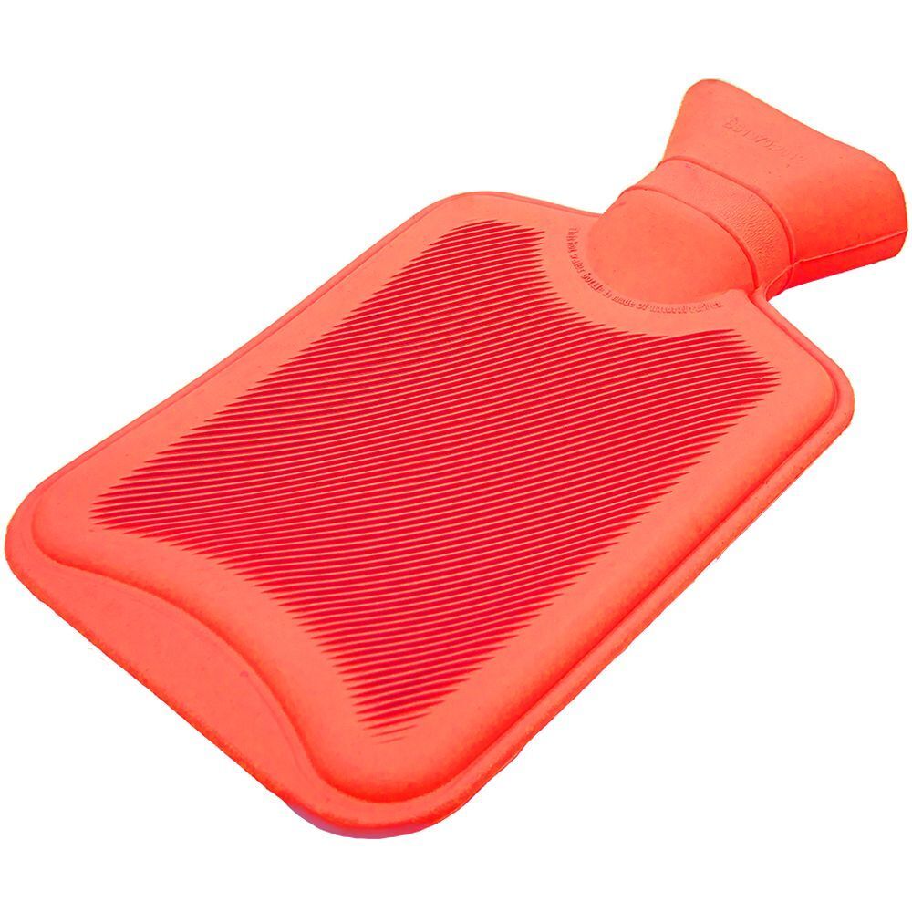 Rote Wärmflasche aus Gummi. Rechteckige Form mit geriffelter Oberfläche und Hals. Keine Bezüge.