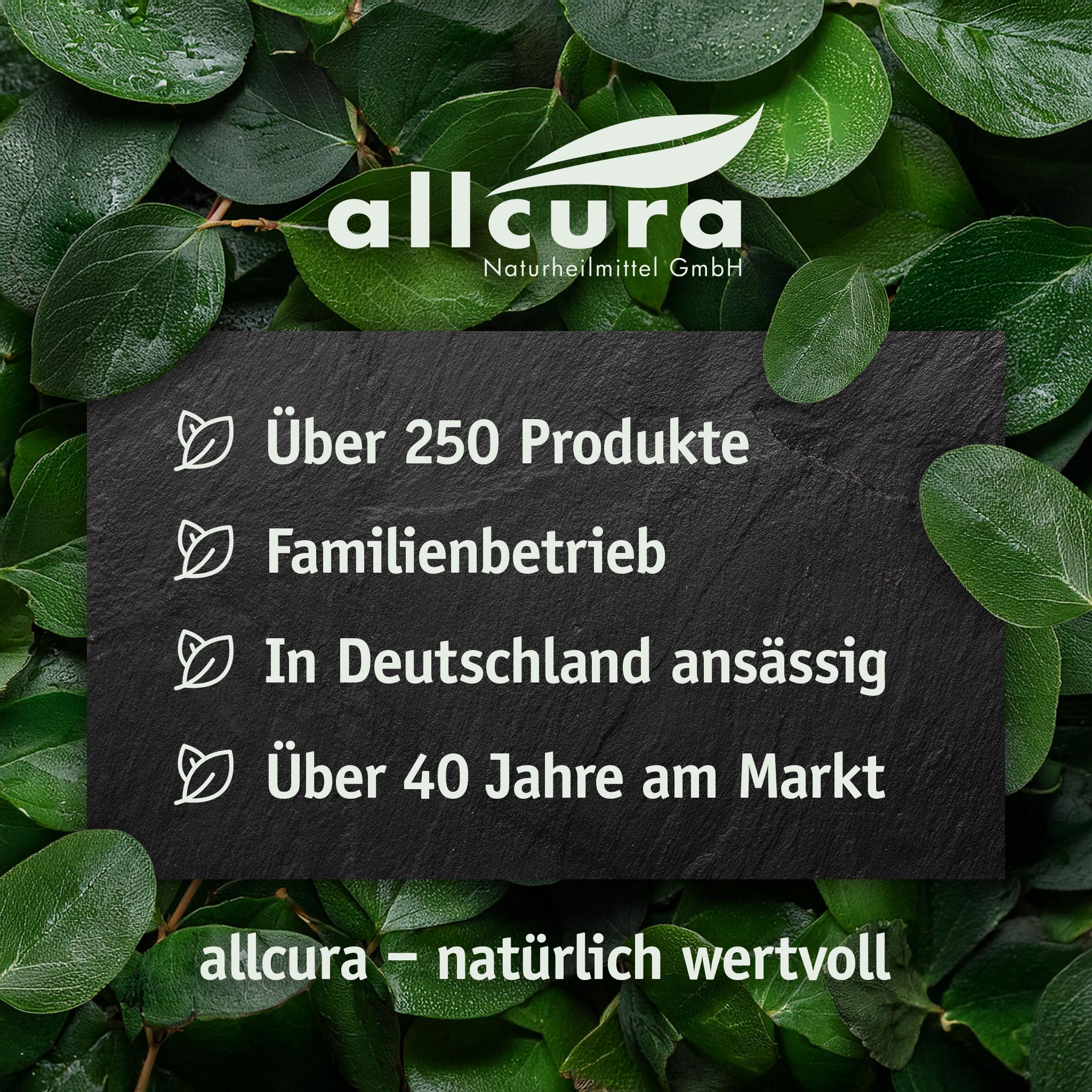 Schwarze Tafel mit weißem Text. Aufschrift: Über 250 Produkte, Familienbetrieb, In Deutschland ansässig, Über 40 Jahre am Markt. Logo: allcura.