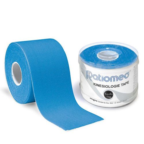 Blaues Kinesiologie-Tape, teilweise abgerollt. Daneben eine Rolle in transparenter Verpackung. Aufdruck: ratiomed, Kinesiologie Tape, 5 m x 5 cm.