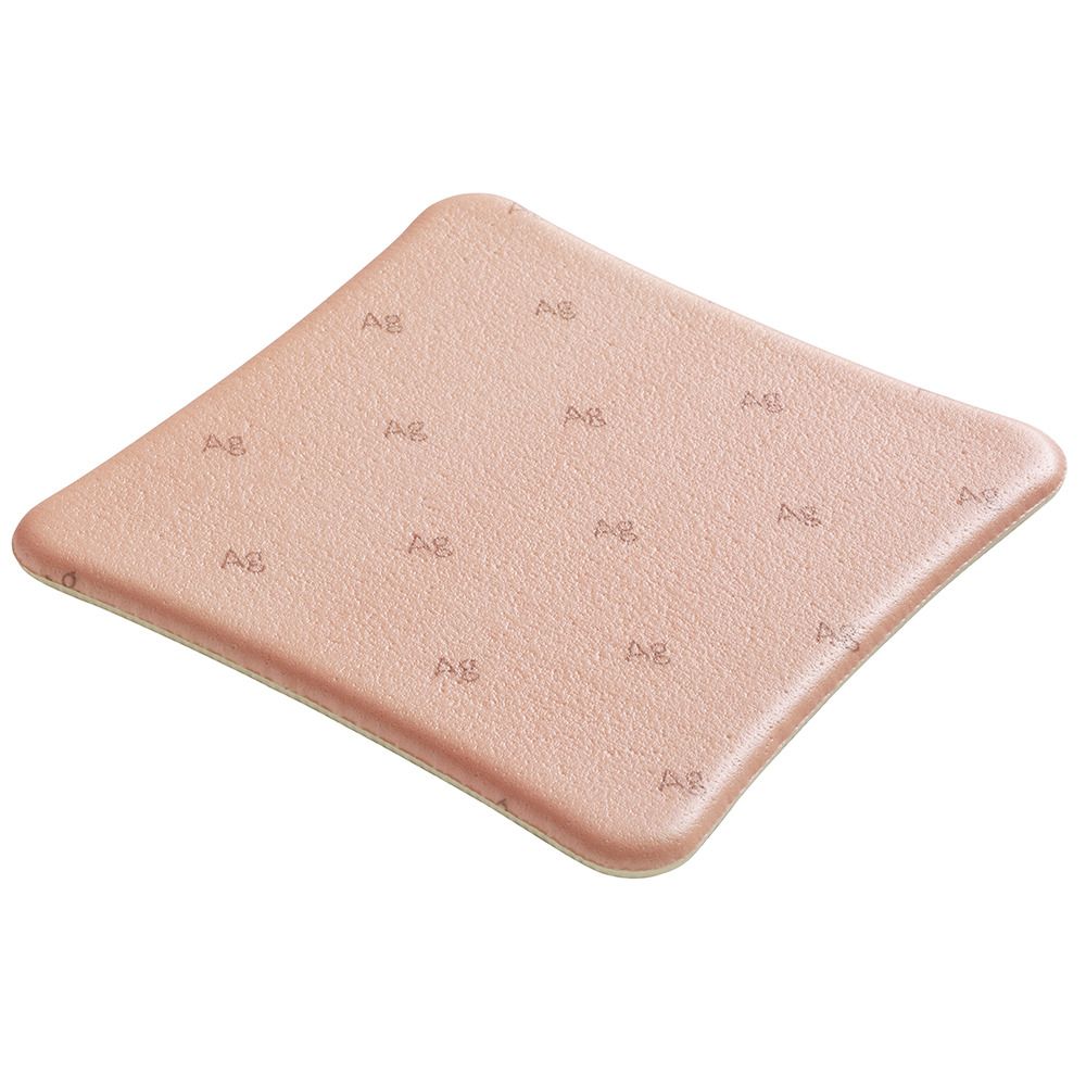Quadratischer Wundverband. Beige, nicht haftende Oberfläche. Auf der Oberfläche sind kleine "Ag"-Logos verteilt.