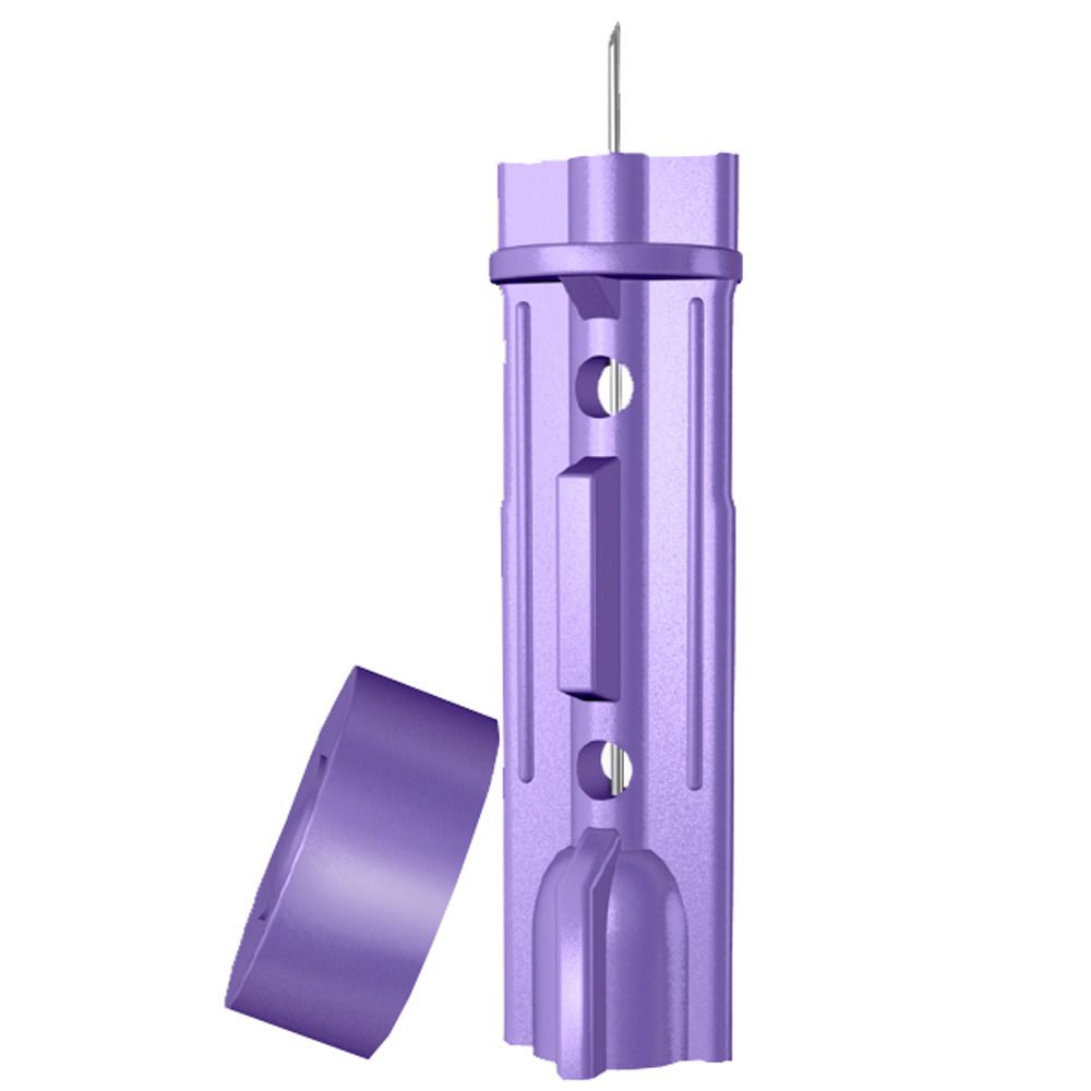 Lila Lanzette mit abgenommener Schutzkappe. Sichtbare Nadelspitze. Zylindrische Form.