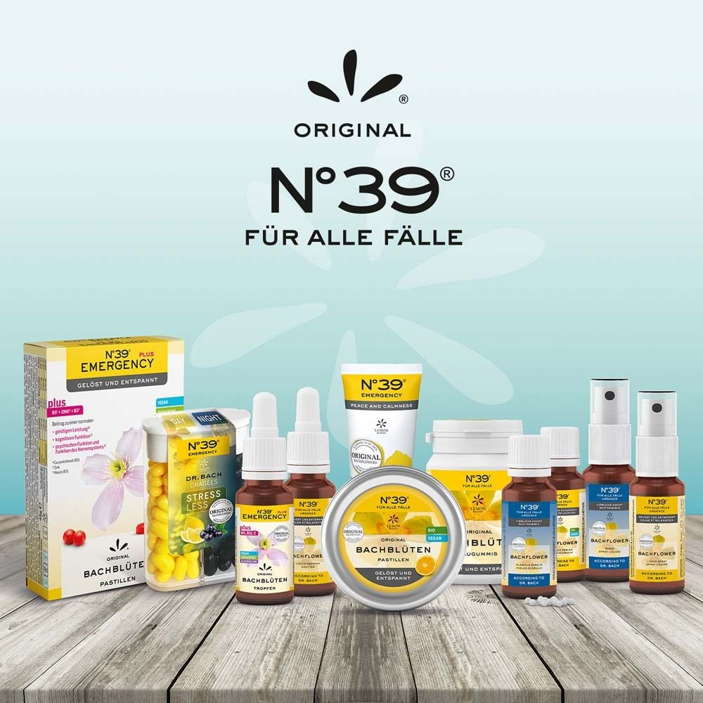 Produktreihe No.39: Flaschen, Sprays, Pastillen, Creme. Auf Holzoberfläche. Original Bachblüten. Gelb und weiß verpackt.