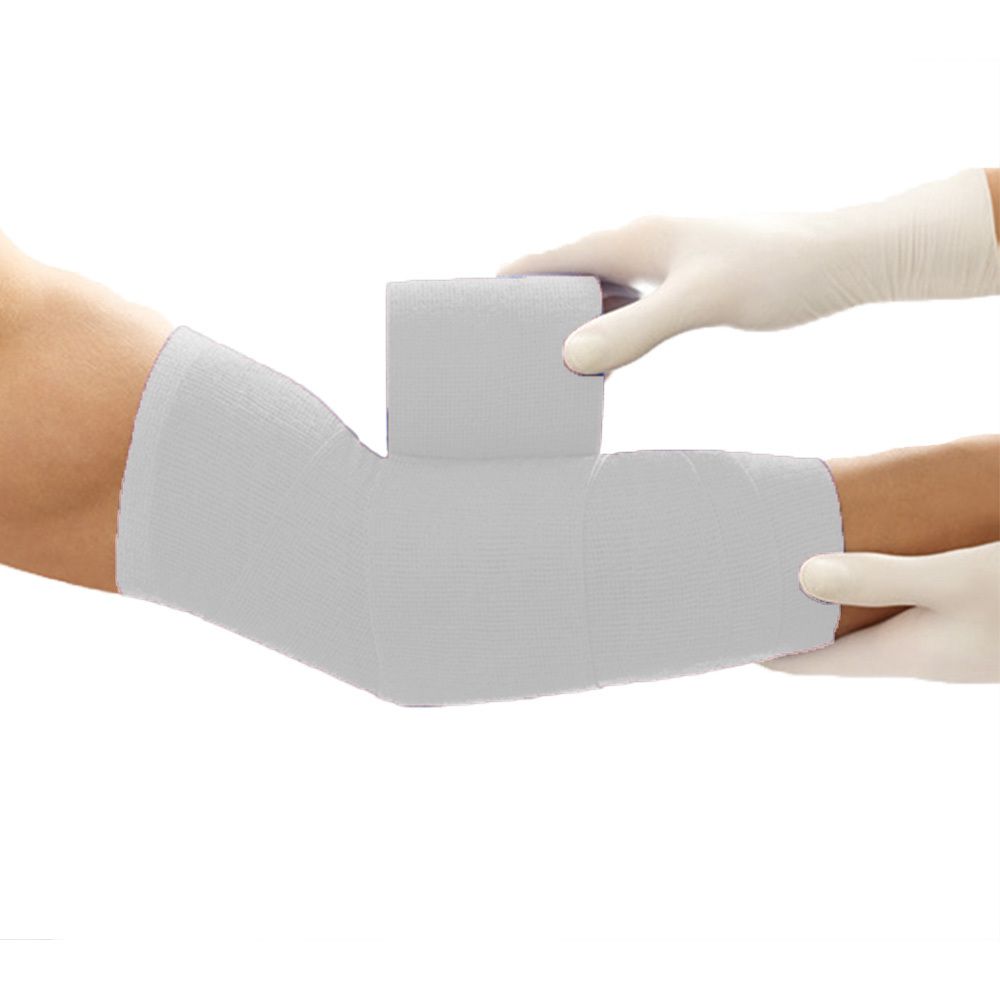 Arm mit weißem Verband. Eine Hand in weißem Handschuh hält eine Rolle Verband, die andere Hand fixiert den Verband.