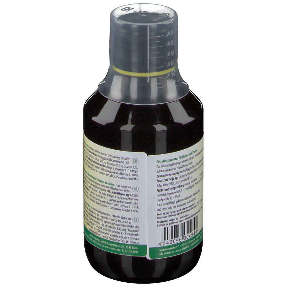 Rückansicht einer Flasche mit brauner Flüssigkeit. Auf dem Etikett sind Informationen über die Inhaltsstoffe und die Fütterung angegeben.