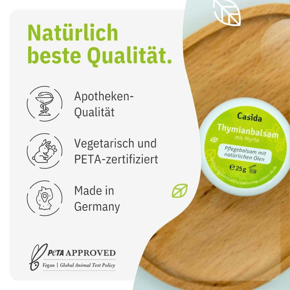 Produkt-Tiegel auf Holzbrett. Aufschrift: Casida Thymianbalsam mit Myrte. Pflegebalsam mit natürlichen Ölen. 25g. PETA-zertifiziert, vegetarisch.