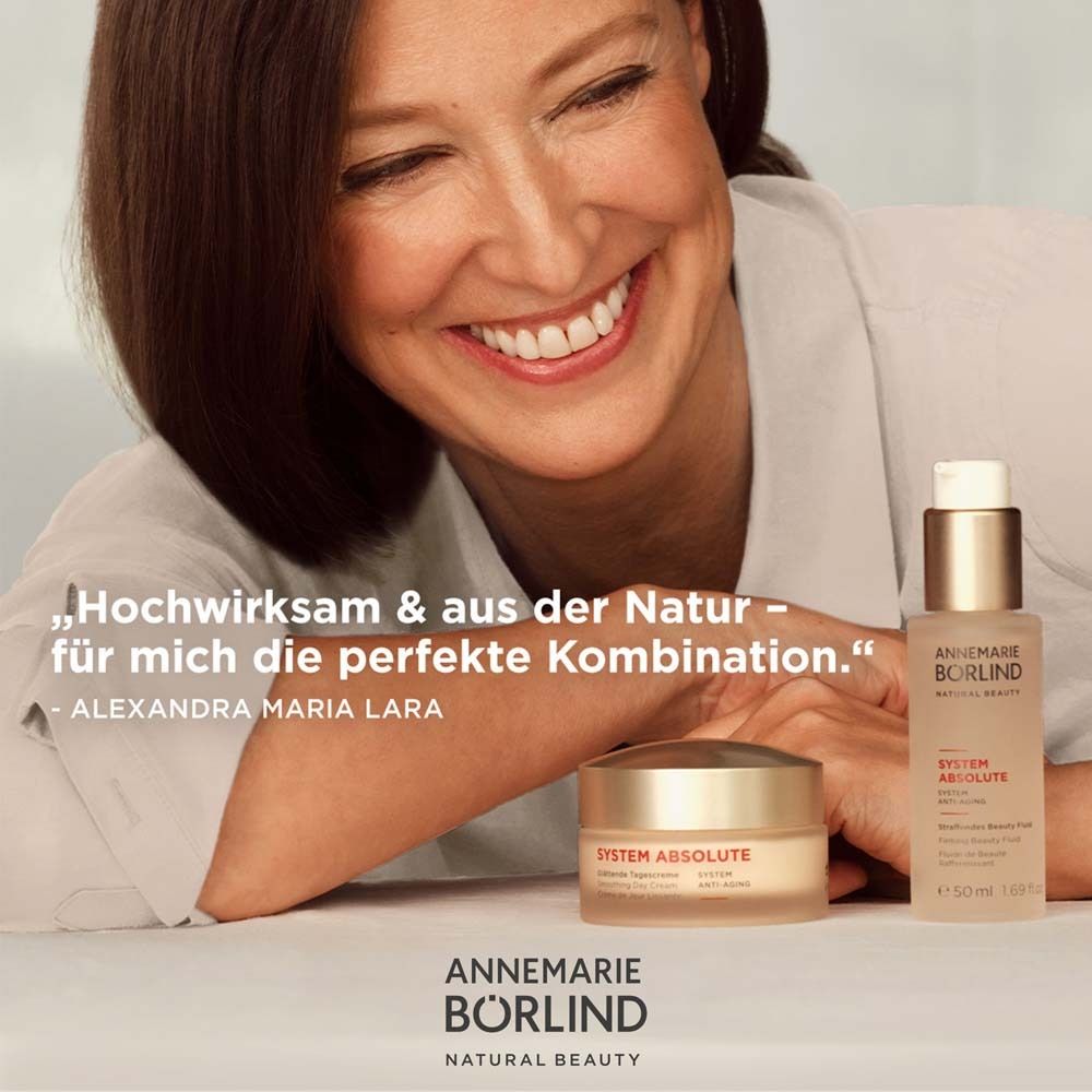 Frau lächelt. Produkte: Creme-Tiegel, Serum, Tube. Text: ANNEMARIE BÖRLIND.