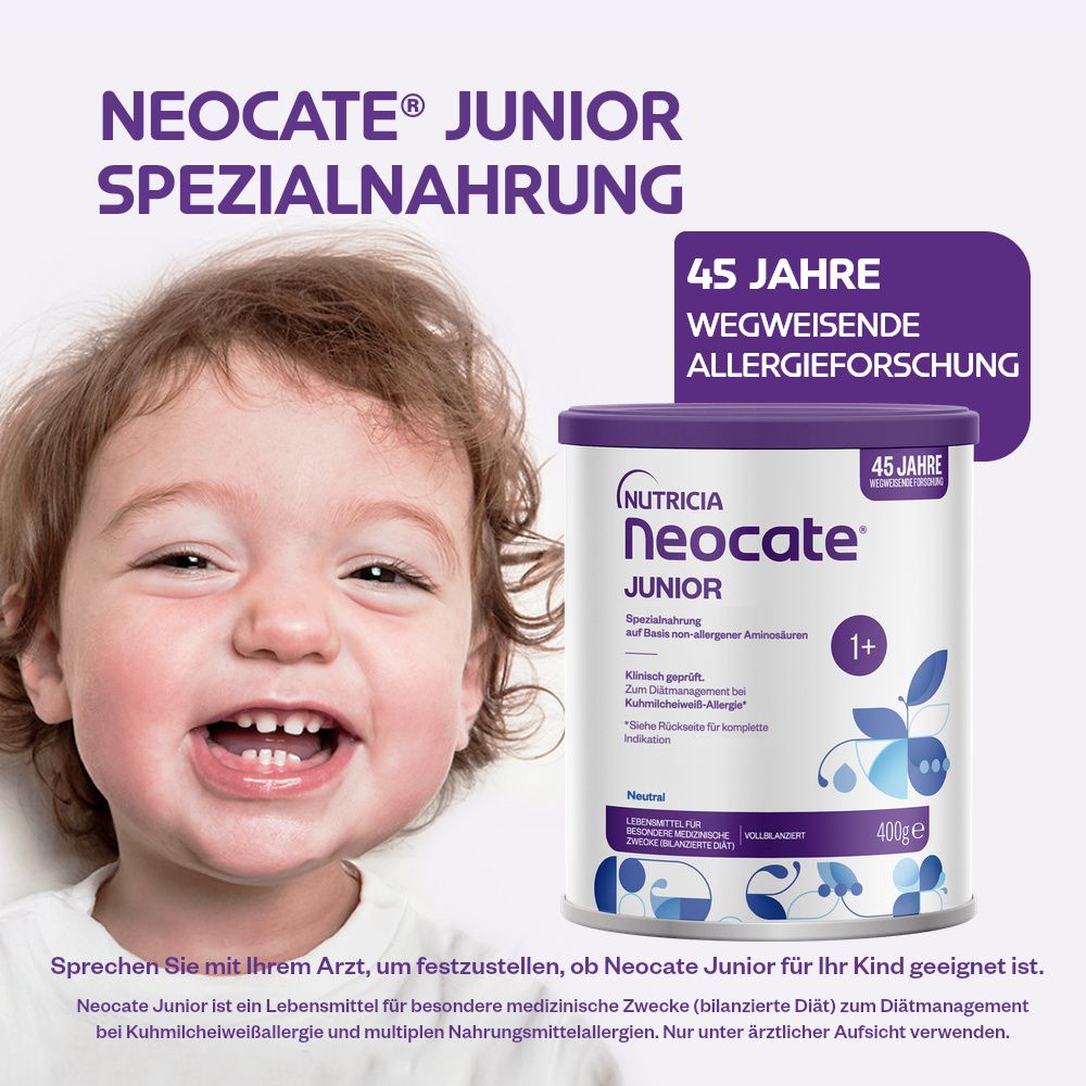 Kind lächelt. Im Hintergrund Dose Neocate Junior. Text: Neocate Junior Spezialnahrung. 45 Jahre Allergieforschung.
