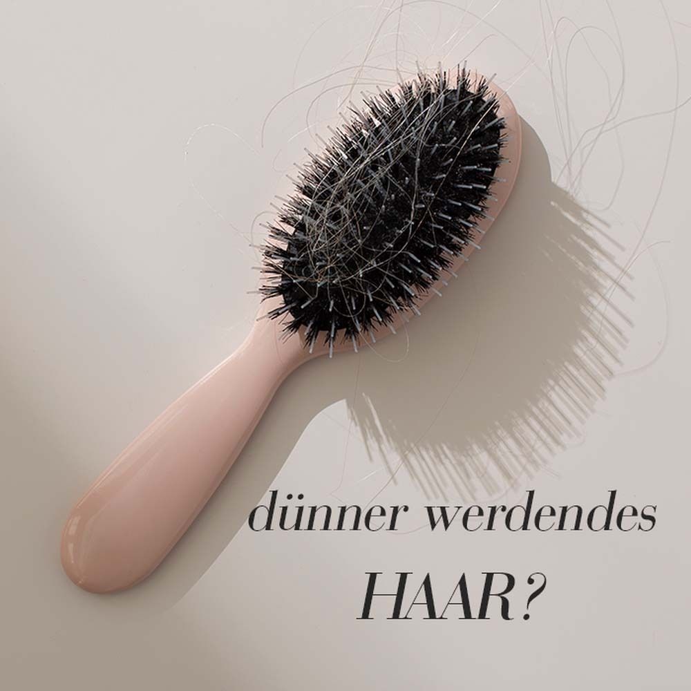 Rosa Haarbürste mit Borsten und Haaren. Text: dünner werdendes HAAR?