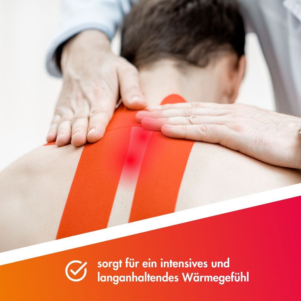 Rücken eines Mannes mit roten Kinesio-Tapes und Händen, die eine Wärmeanwendung andeuten.